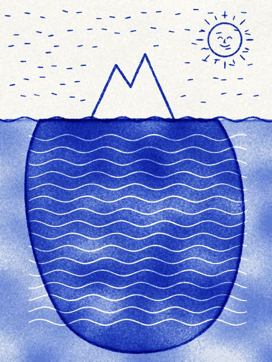 水面下巨大的蓝色冰山